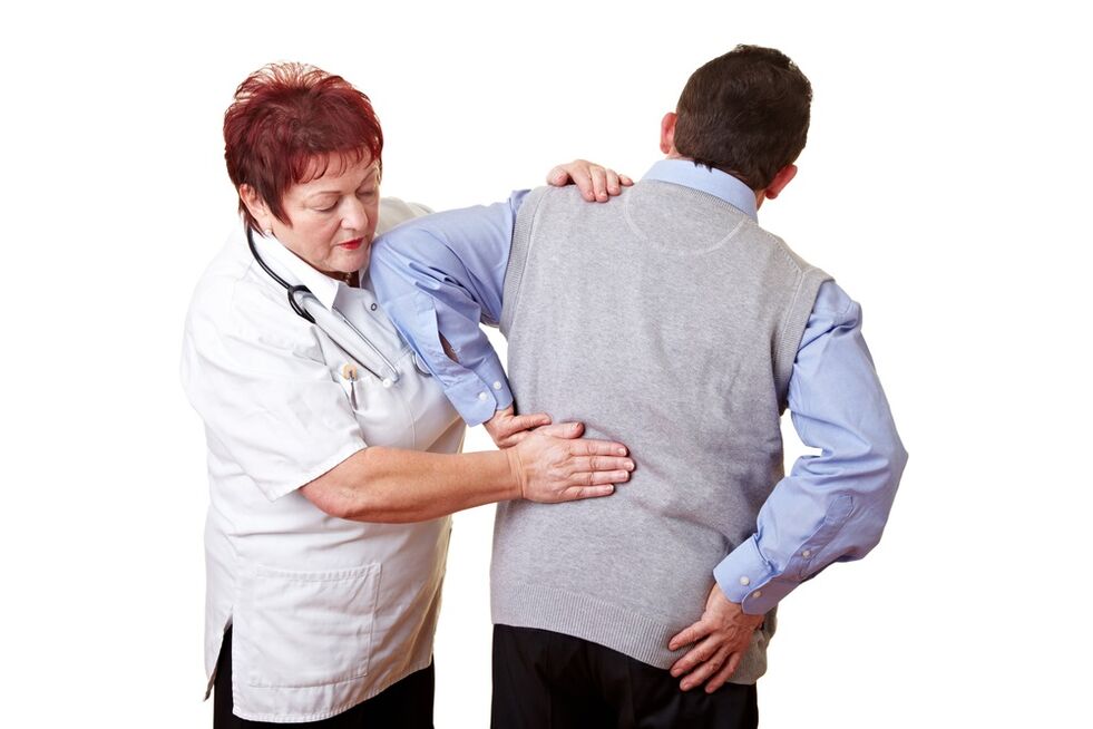 o doutor examina as costas por dor