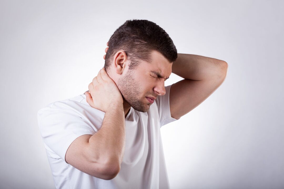 Un home está preocupado pola osteocondrose cervical, que require un tratamento complexo